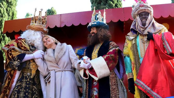 Los Reyes Magos junto a la alcaldesa, apoyada en Melchor, tras el acto de coronación en Jerez.