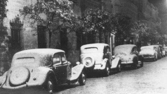 Calles y coches de Jerez cubiertos de nieve en Jerez, 1954.