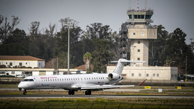 Un avión de Air Nostrum, tras aterrizar en el Aeropuerto de Jerez.