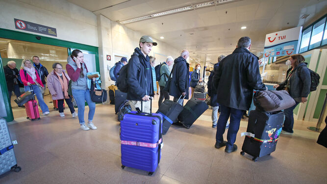 Turistas alemanes llegando al Aeropuerto de Jerez.