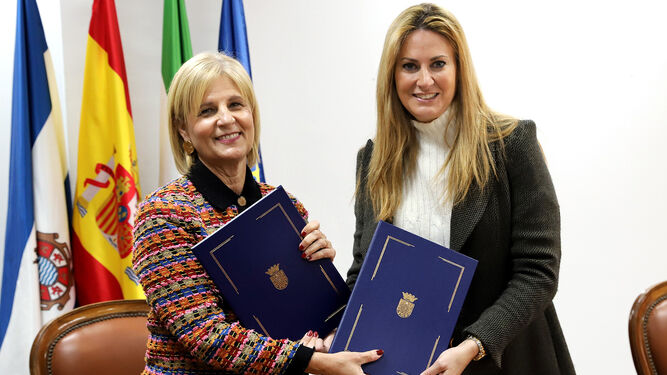Un momento de la firma de convenio entre María José García-Pelayo y Ana Belén Morillo.