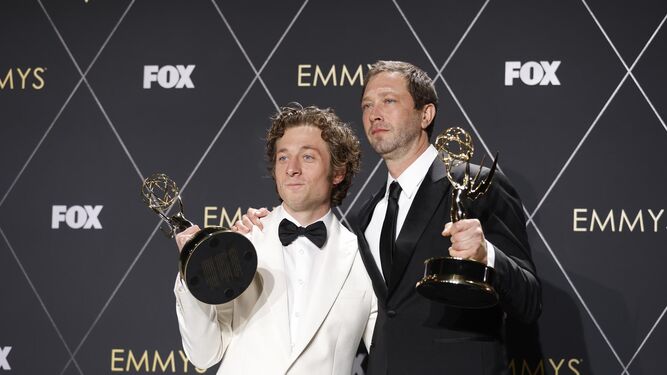 Jeremy Allen White y Ebon Moss-Bachrach de la serie 'The Bear' posan con sus Emmy