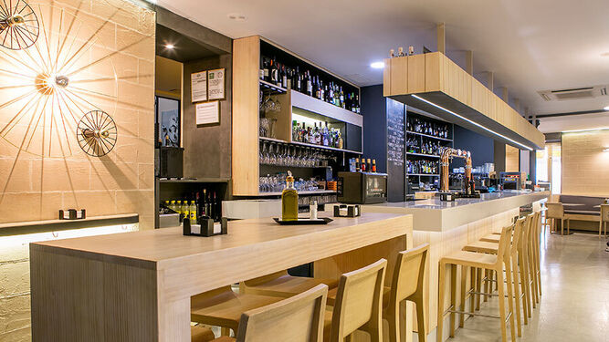 Interior de La Cruz Blanca, restaurante ubicado en el centro de Jerez.