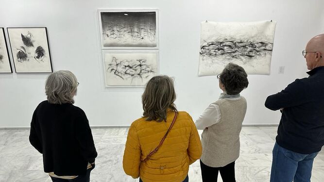 Un momento de la visita de los coleccionistas de arte a la exposición.