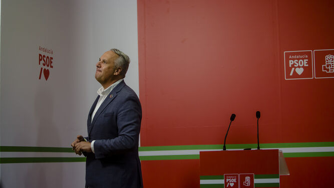 Juan Carlos Ruiz Boix, en una foto de archivo antes de una rueda de prensa en la sede provincial del PSOE.