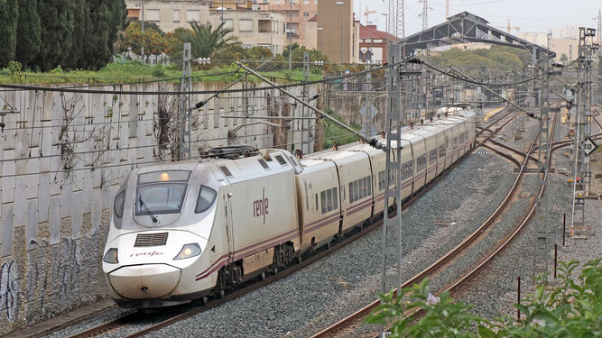 Un tren Alvia procedente de Madrid tras salir de la estación de Jerez.