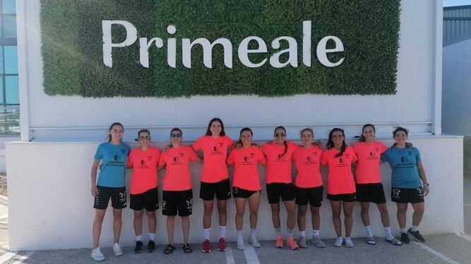 Las jugadoras del Guadalcacín FSF posan en la sede de Primeale, uno de sus patrocinadores.