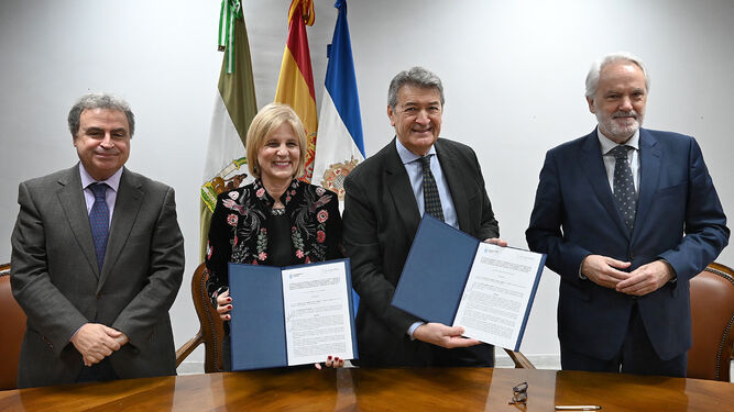 María José García-Pelayo y César Saldaña, ayer junto a Antonio Real y Agustín Muñoz tras la firma del convenio de colaboración de Vinoble'24.