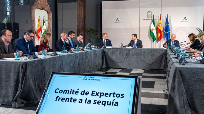 Juanma Moreno preside la reunión del Comité de Expertos frente a la sequía.