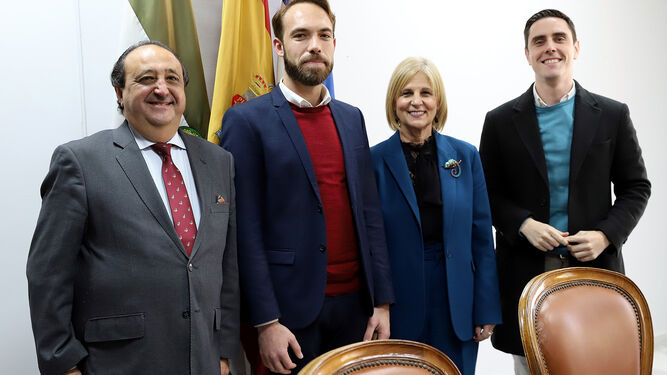 Carlos Granados junto a la alcaldesa, María José García-Pelayo, y los delegados Jaime Espinar y Francisco Zurita.
