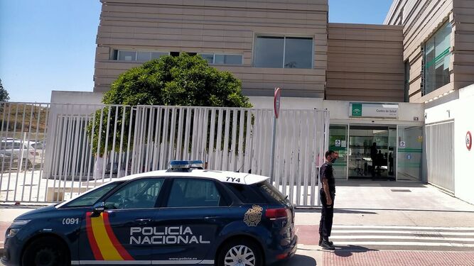 Un coche de Policía Nacional, en la puerta de un centro de salud de la ciudad.