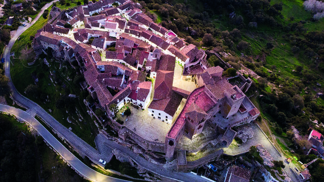 La fortaleza de Castellar Viejo se alza sobre un cerro en pleno Parque Natural Los Alcornocales.