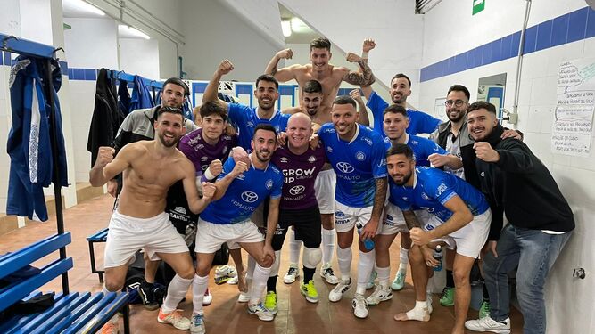 Los jugadores azulinos celebran el triunfo ante el Jaén B.