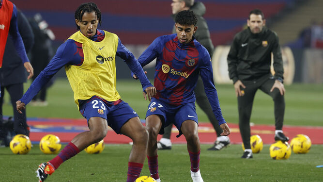Los jugadores del FC Barcelona Jules Koundé (izquierda) y Lamine Yamal (derecha).