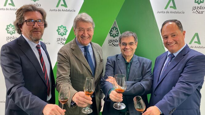 Brindis de los responsables de los consejos reguladores Condado de Huelva, Jerez y Manzanilla, y Montilla-Moriles, junto con Juancho Asenjo en Madrid Fusión.