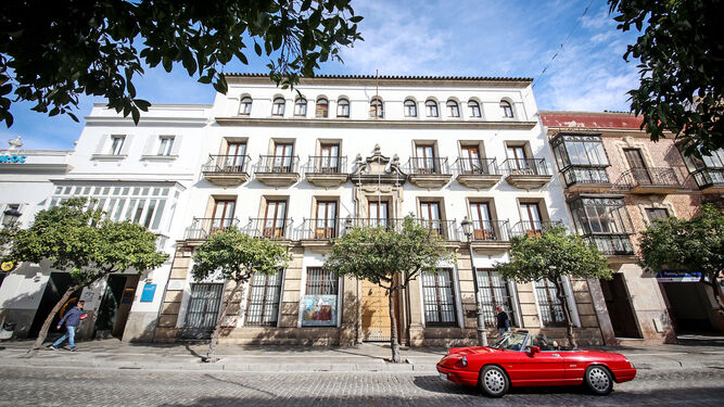 Edificio de la calle Larga, 54, donde la Fundación Cajasol pondrá en marcha uno de sus dos hoteles.