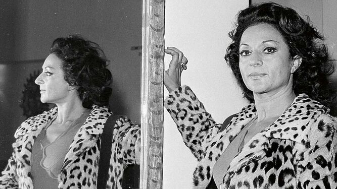 Magnífica fotografía del gran Fernando Rubio: Lola, ante el espejo, en 1971.