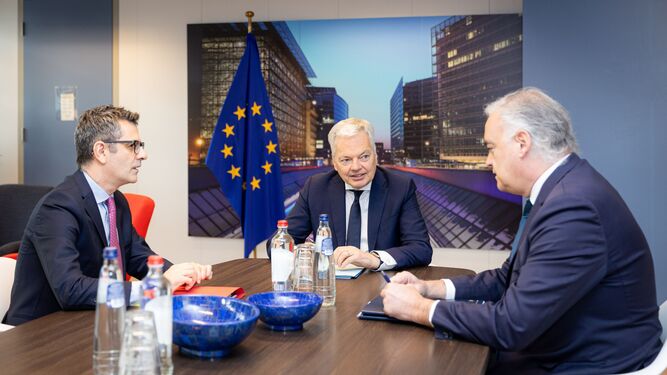 Imagen facilitada por la Comisión Europea de la reunión entre Reynders, Bolaños y González Pons.