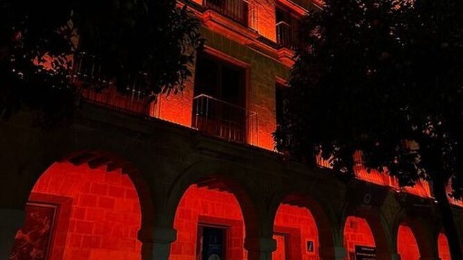 El edificio Los Arcos en Jerez iluminado de color carmesí
