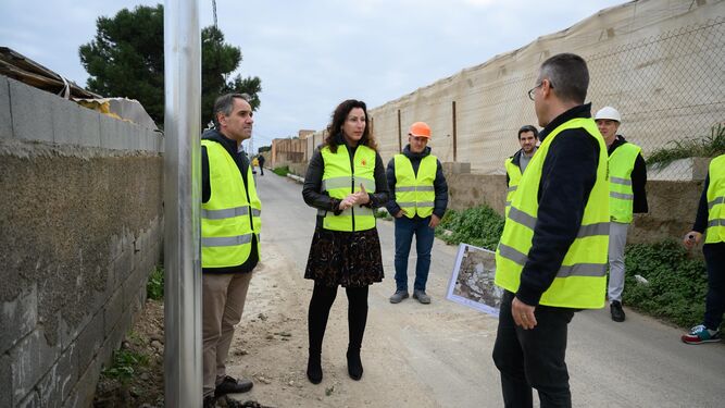 La alcaldesa de Almería, María del Mar Vázquez, visita las obras del Paraje Guillén.