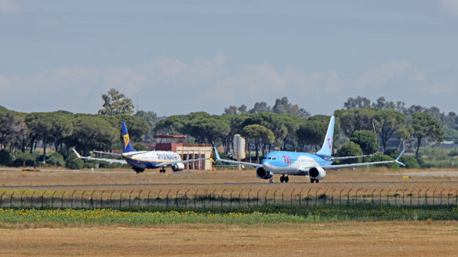 Un avión de Tui, iniciando el despegue en la pista del Aeropuerto de Jerez.
