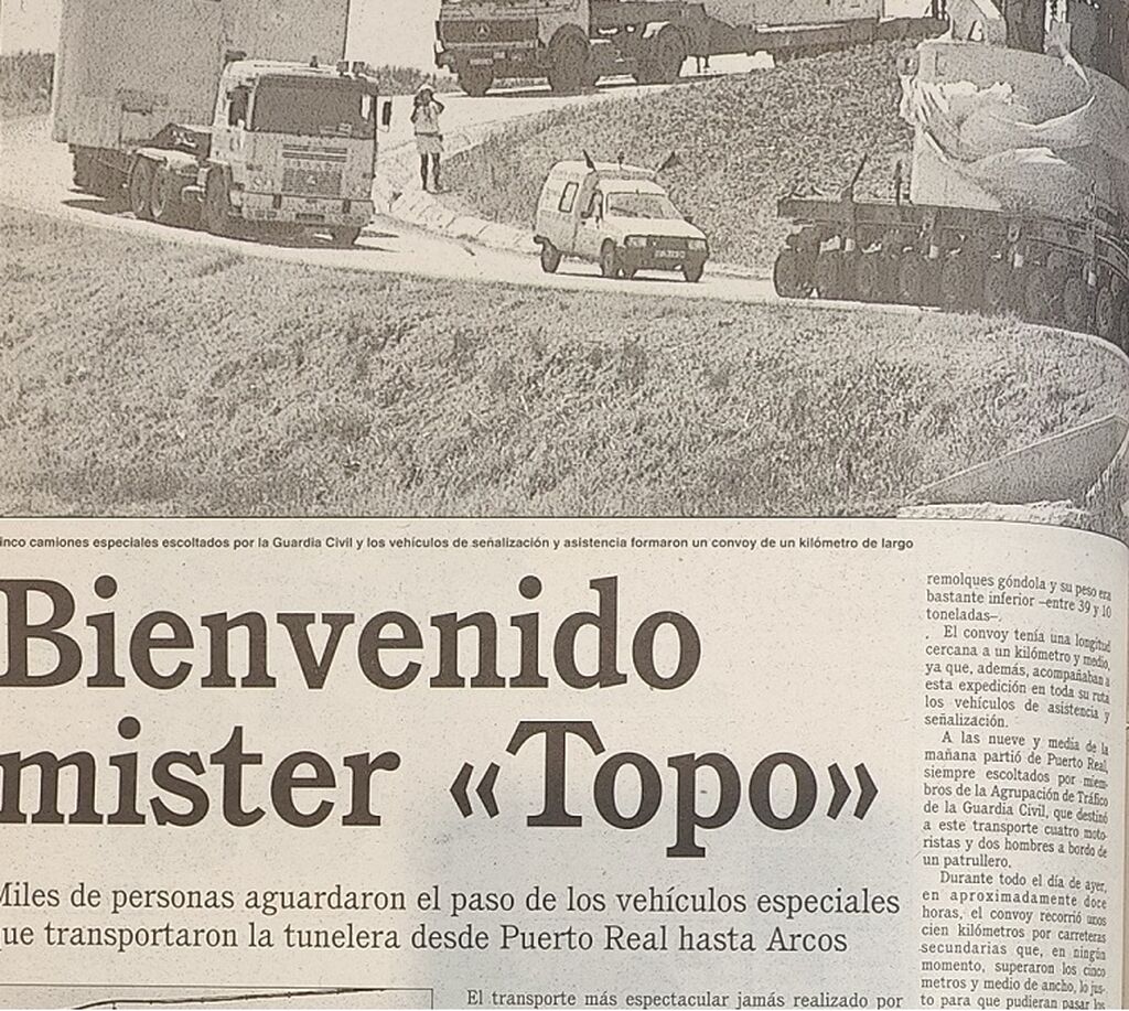 Otras de las acciones referidas al suministro que se acometieron en el verano del 95 fue el trasvase de agua del Guadiaro al Majaceite. El paso de la tuneladora congreg&oacute; a miles de personas entre Puerto Real y Arcos y a su llegada a la Sierra.