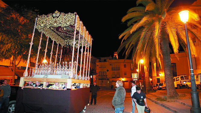 Un paso de palio ensayando por las calles de Jerez.