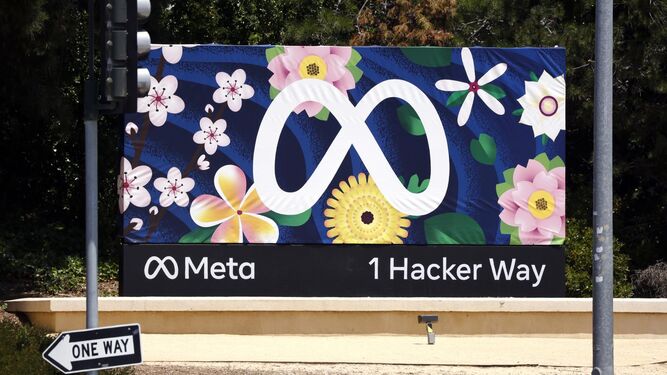 El logo de Meta en Menlo Park, California.