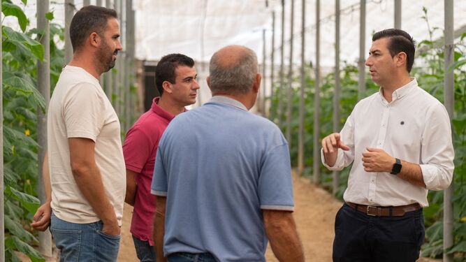 José Francisco Garrido, alcalde de Níjar, en un campo de cultivo del municipio.