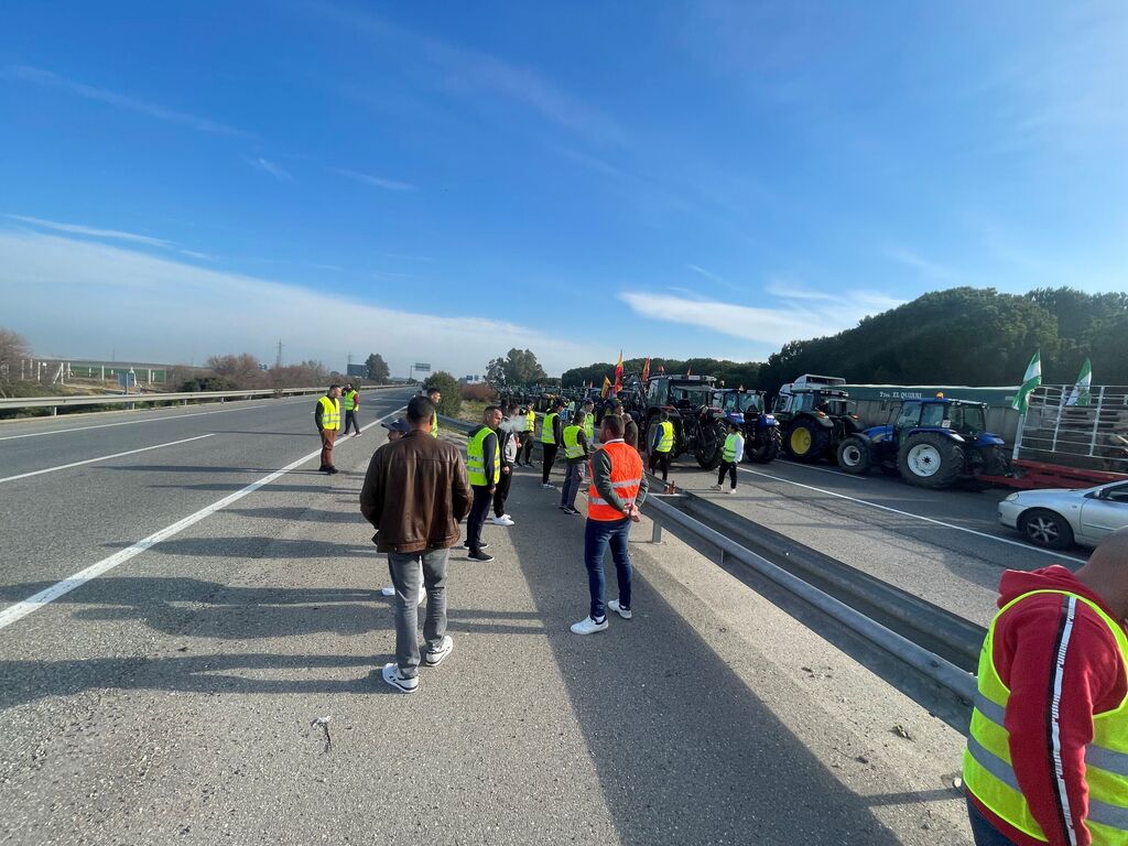 Agricultores y ganaderos colapsan con sus tractores los accesos a Jerez