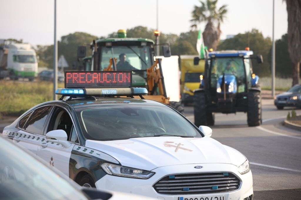 Agricultores y ganaderos colapsan con sus tractores los accesos a Jerez