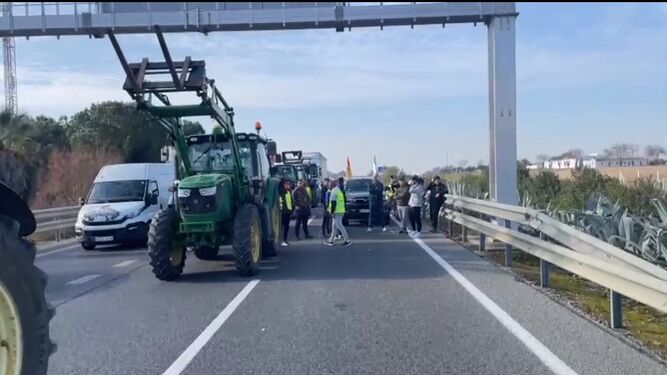 Tractores y agricultores en una carretera de acceso a Jerez en las movilizaciones del sector convocadas este martes.