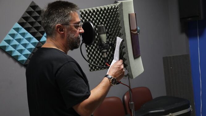 Un actor de doblaje en un estudio de grabación en una imagen de archivo