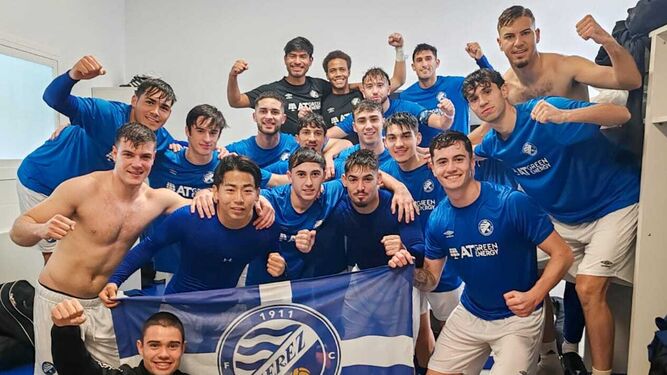 Los jugadores del filial azulino celebran su triunfo ante el San Bernardo (1-2).