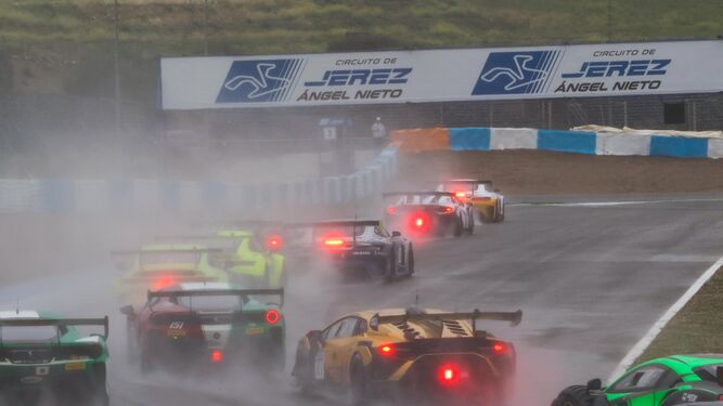 La lluvia acompañó a los pilotos en el Circuito.