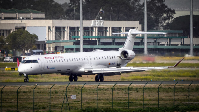 Un avión de Air Nostrum que cubre la ruta con Madrid en la pista del Aeropuerto de Jerez.