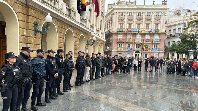 Imagen del minuto de silencio ante el Ayuntamiento de Cádiz.