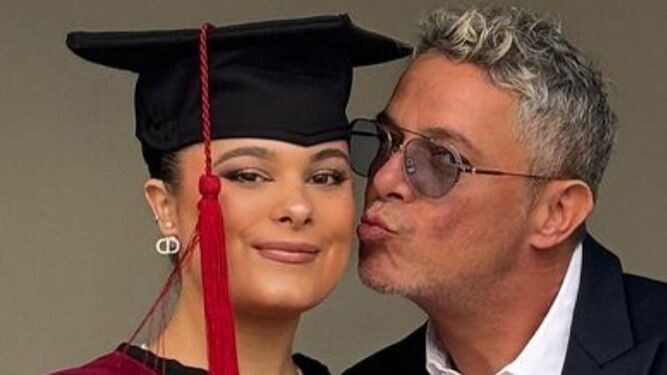 Alejandro Sanz besa a su hija Manuel con motivo de su graduación