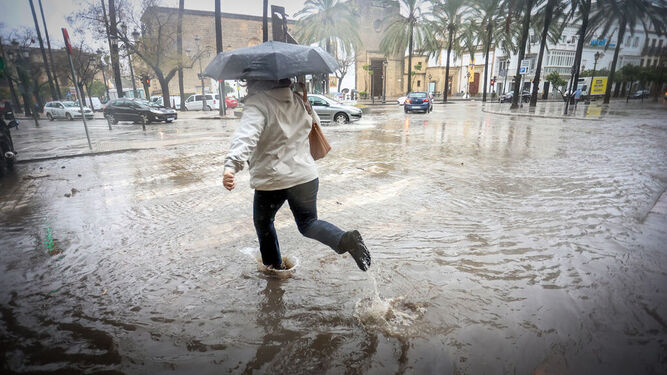 Imagen de la lluvia que cayó el pasado viernes en la calle Porvera
