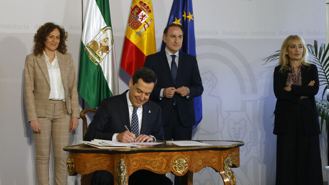 Juanma Moreno firma el Pacto Social con CCOO, UGT y CEA en marzo del año pasado.