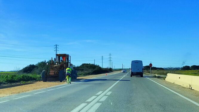 Trabajos de construcción del carril bici entre La Barca y Jerez.