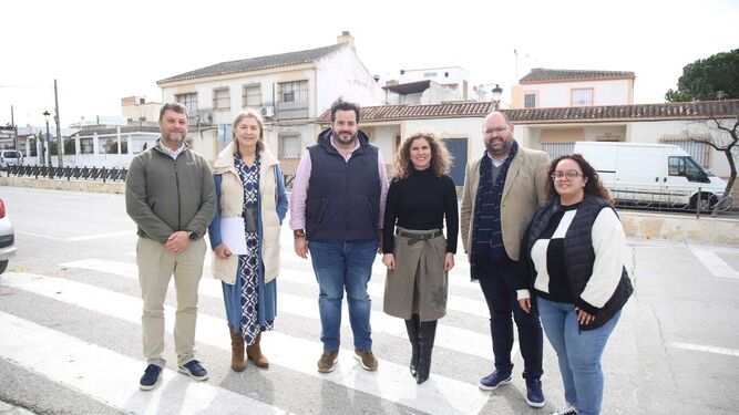 Los responsables de Diputación y la Junta, con el alcalde de Estella.