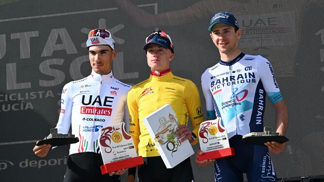 Maxim van Gils, con el maillot amarillo de ganador de la Vuelta a Andalucía.