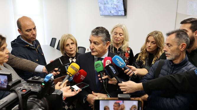 El consejero de la Presidencia, Interior, Diálogo Social y Simplificación Administrativa, Antonio Sanz, atendiendo a los medios en la nueva Jefatura de la Policía Local de Jerez