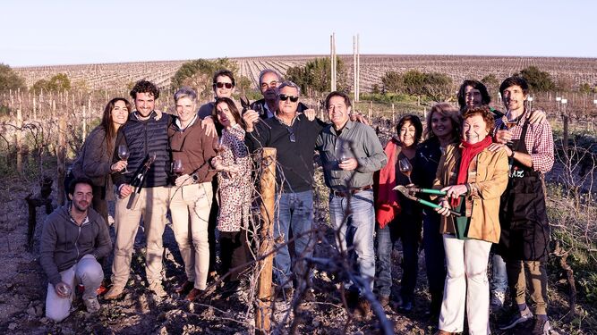 El grupo de profesionales del sector vitivinícola, en la viña La Zarzuela durante la 'I Fiesta de la Poda Vara y Pulgar'.