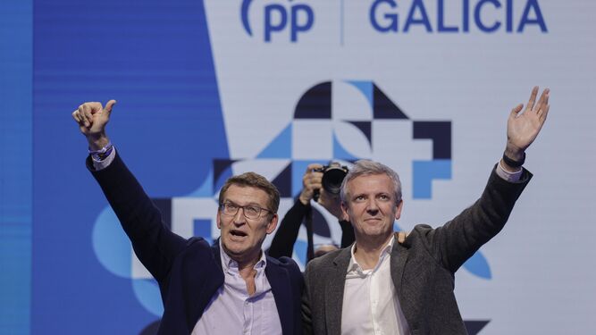 Alberto Núñez Feijó y Alfonso Rueda, durante el cierre de la campaña electoral en Galicia.
