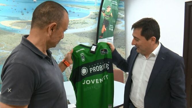 Rodríguez Súnico recibe una camiseta del director deportivo del Joventut de Badalona, Jordi Martí.