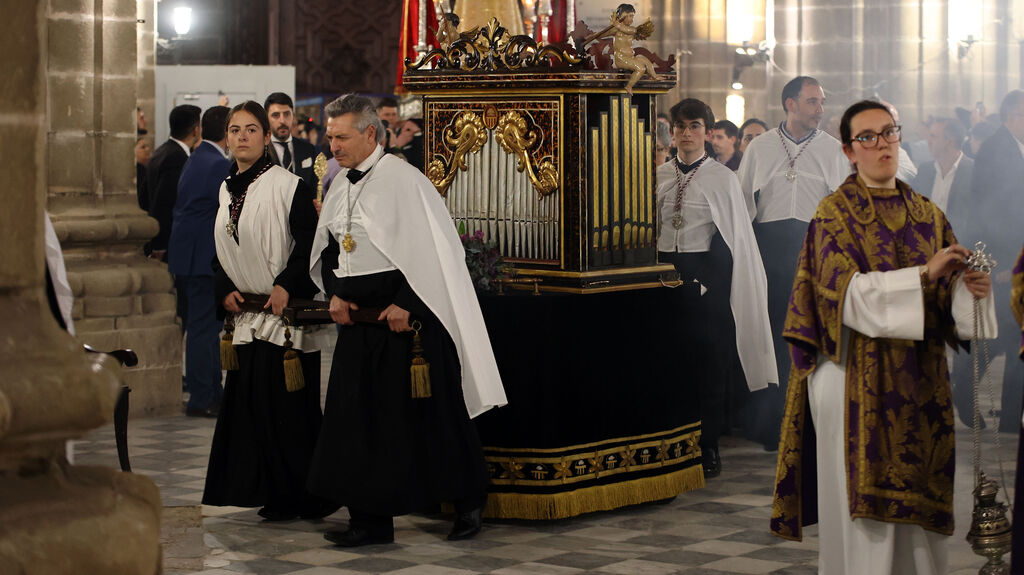 V&iacute;a Crucis de las hermandades con Nuestro Padre Jes&uacute;s del Consuelo en la Catedral