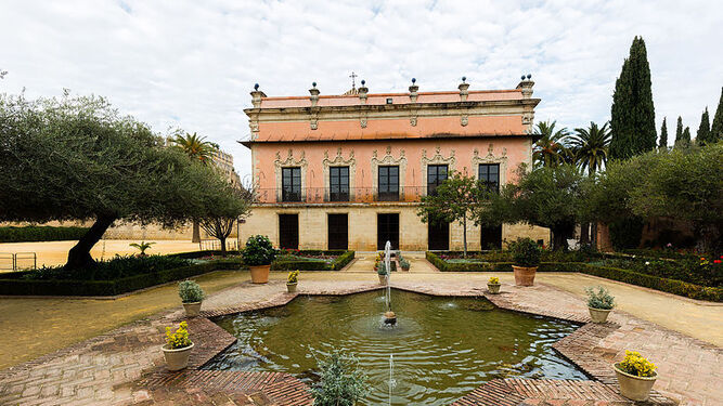 La antigua farmacia municipal se mantiene a salvo en este palacio de Jerez