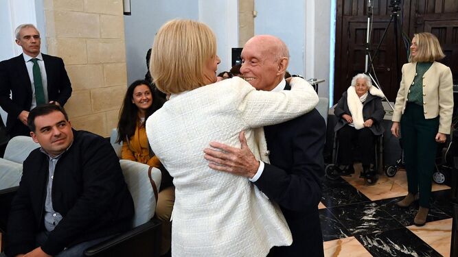 La alcaldesa felicita en el pleno a Antonio Gómez Moreno.
